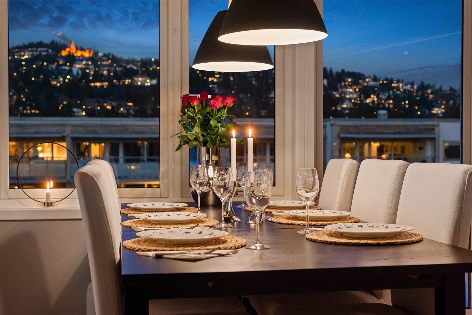 Kveldsstemning på kjøkkenet. Store vinduer med fin utsikt mot Holmenkollåsen. Galleribilde