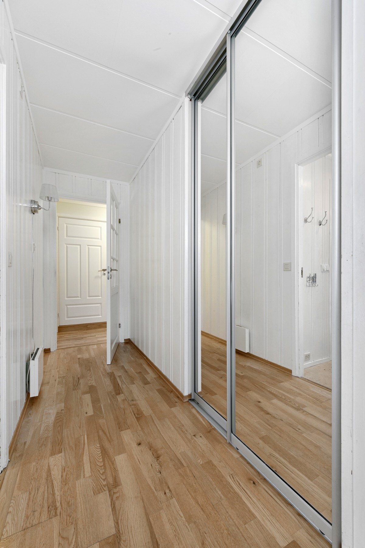 Vindfanget ligger i tilknytning til en gang, som har en plassbygget skyvedørsgarderobe. Galleribilde