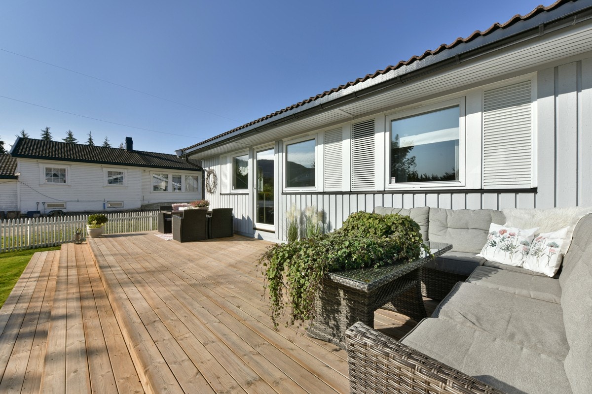 På eiendommen er det sol fra tidlig morgen til sent på kveld, så på uteplassene kan man virkelig nyte varme dager til fulle. Galleribilde