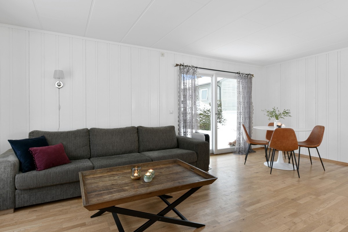 En skyvedør i glass fører ut til en koselig uteplass, som har videre adkomst til gårdsplassen Galleribilde