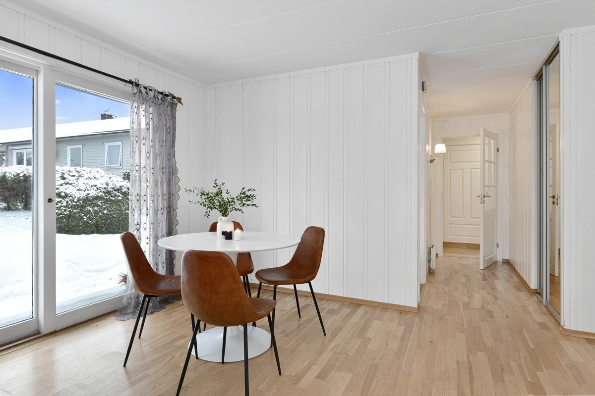 En skyvedør i glass fører ut til en koselig uteplass. Galleribilde