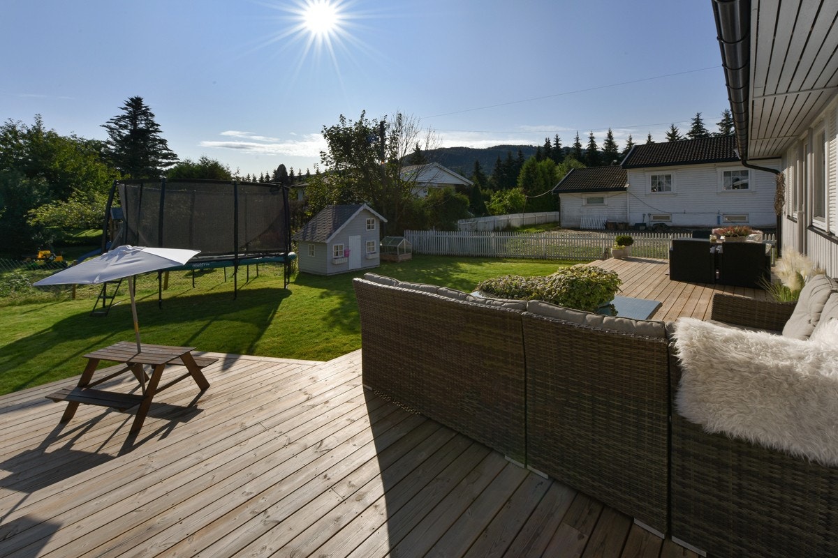 Hagen er pent opparbeidet med plen, en terrasse og prydbusker. Galleribilde