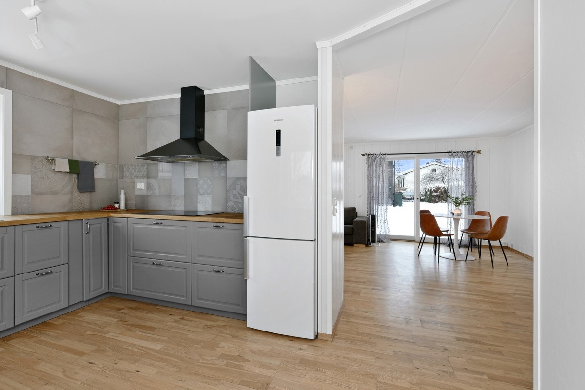 Kjøkkenet har gode, integrerte hvitevarer bestående av platetopp fra Siemens, stekeovn, og mikrobølgeovn. Det er også oppvaskmaskin. Kjøleskapet med følger ikke i handelen. Galleribilde