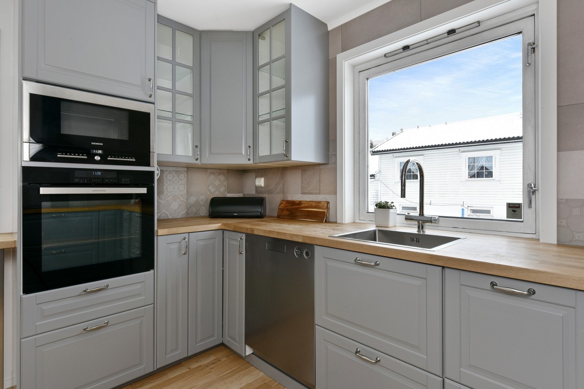 Det er godt med benkeplass, og kjøkkenet har en oppvaskkum av stål med uttrekkbar spyleslange. Galleribilde