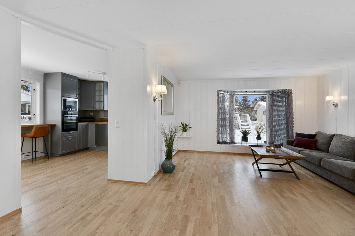 Fra stuen er det åpen løsning inn til kjøkkenet. Galleribilde
