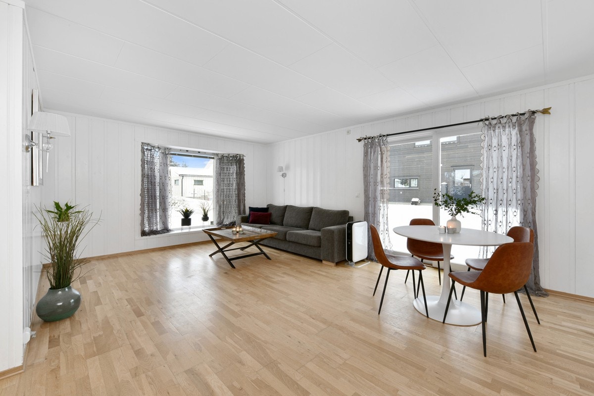 Stuen er pen og romslig, med et karnapp som slipper inn godt med dagslys. Galleribilde