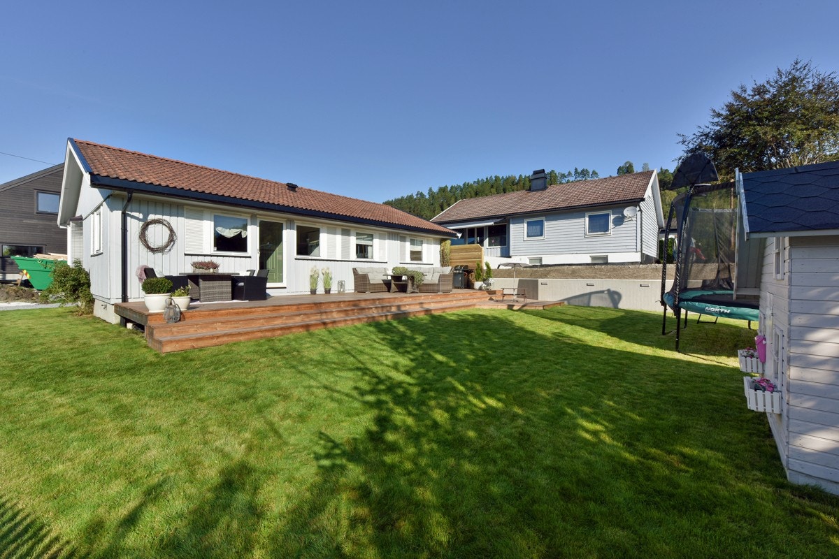 Boligen har en koselig og lettstelt hage. Galleribilde