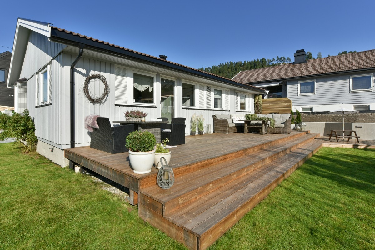 Fra kjøkkenet er det utgang til en herlig terrasse på hele 43 kvm, som ble oppført i 2018. Galleribilde