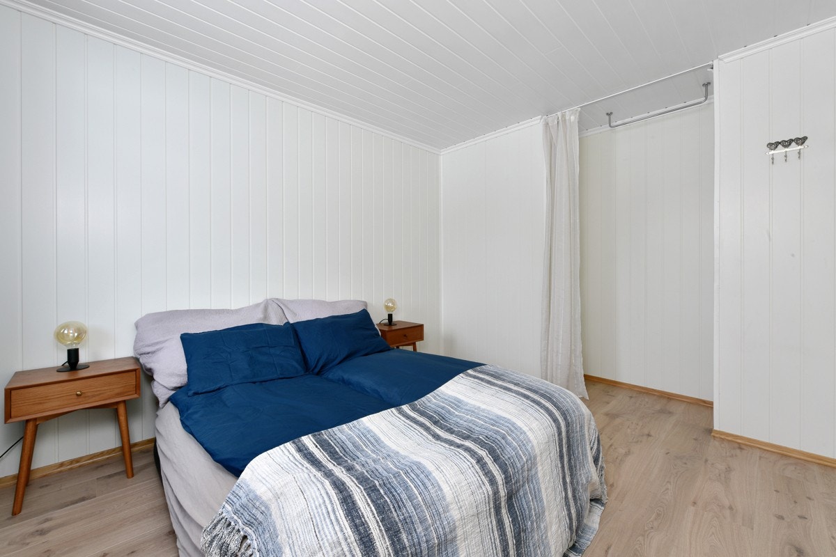 På hovedsoverommet er det en åpen garderobenisje med stang for oppheng. Galleribilde