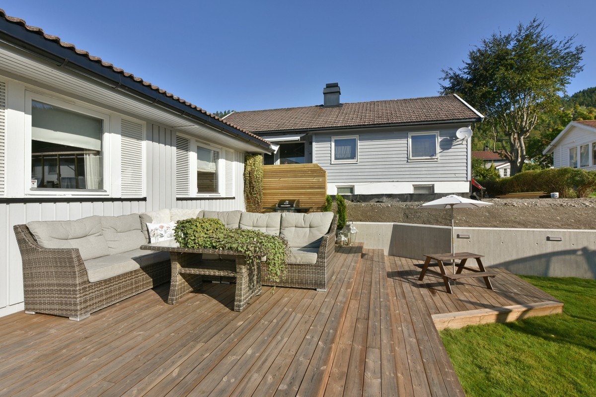 Mot naboen er det en støttemur med integrert belysning. Galleribilde