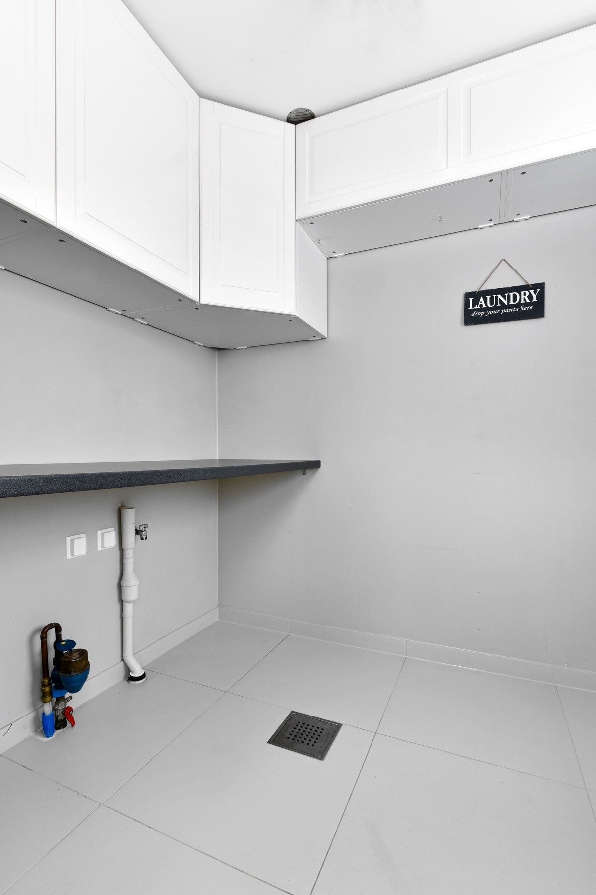 Vaskerommet er romslig med grå gulvfliser, gulvvarme og gråmalte veggflater. Galleribilde