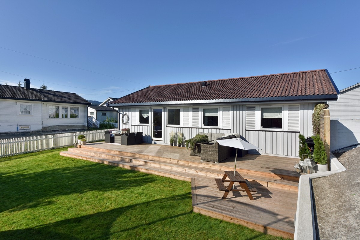 PrivatMegleren ved John Granly Steen har gleden av å presentere denne meget pene enebolig over ett plan . Galleribilde