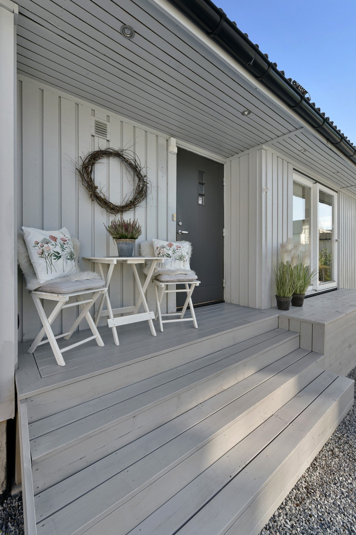 Eneboligen har et overbygget inngangsparti med downlights. Galleribilde