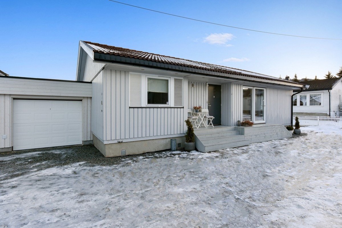 Foran huset er det en stor, gruset gårdsplass med mulighet for parkering. Galleribilde