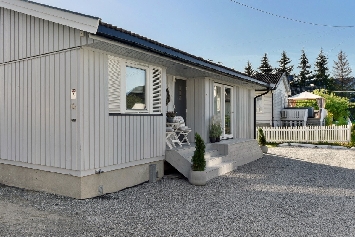 Eneboligen ligger på en delvis inngjerdet og har en tilnærmet flat tomt. Galleribilde