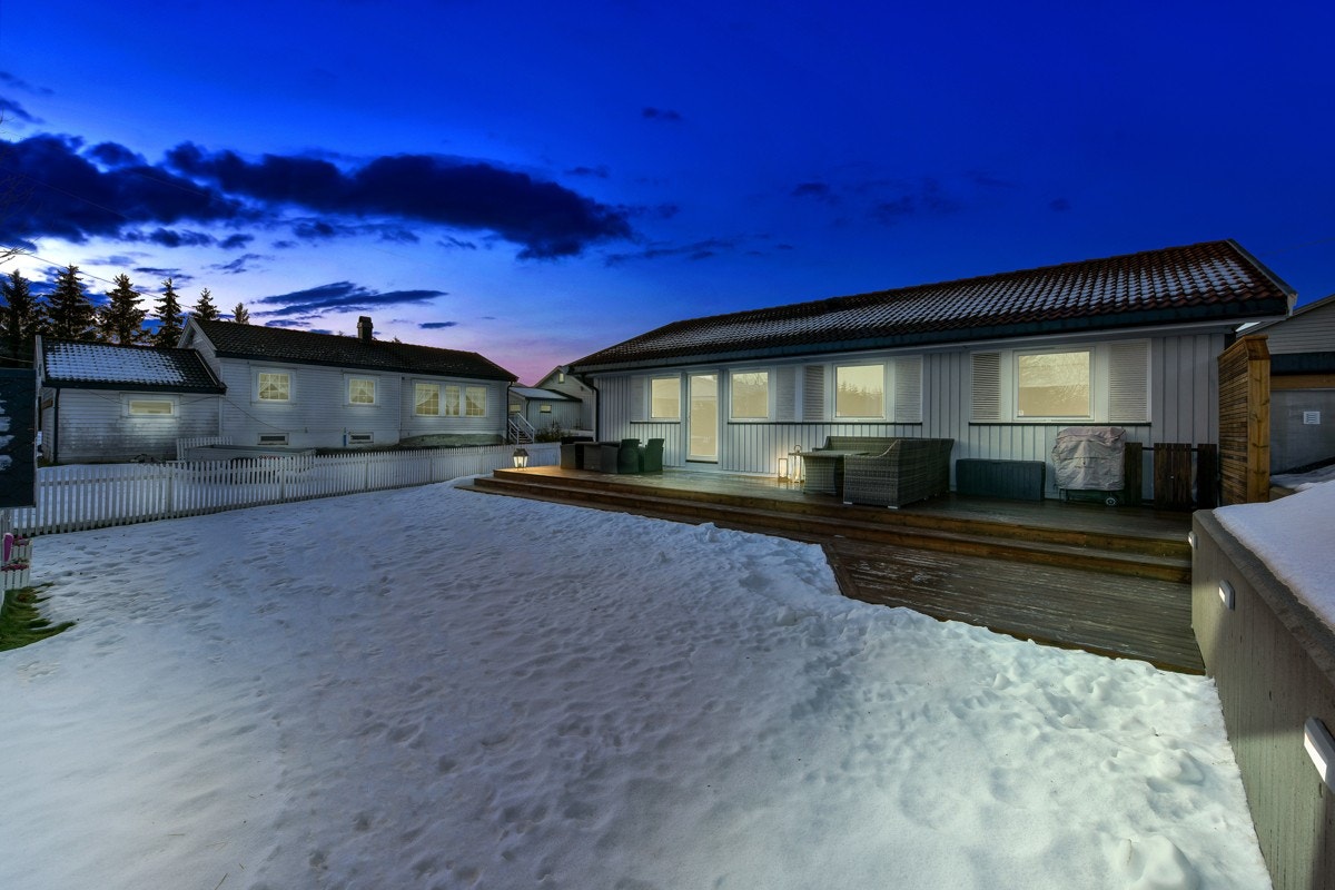 Bak huset er det en stor og hyggelig uteplass. Galleribilde