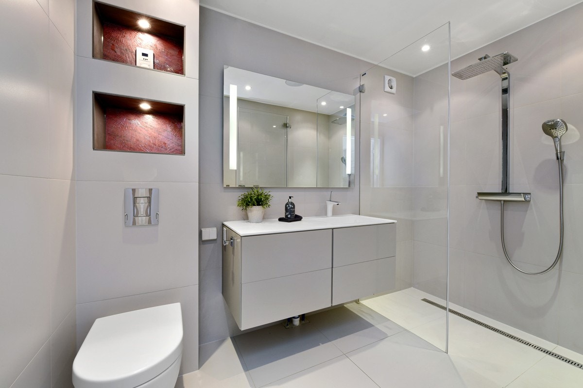 Boligen har et lekkert bad og et praktisk vaskerom. Galleribilde