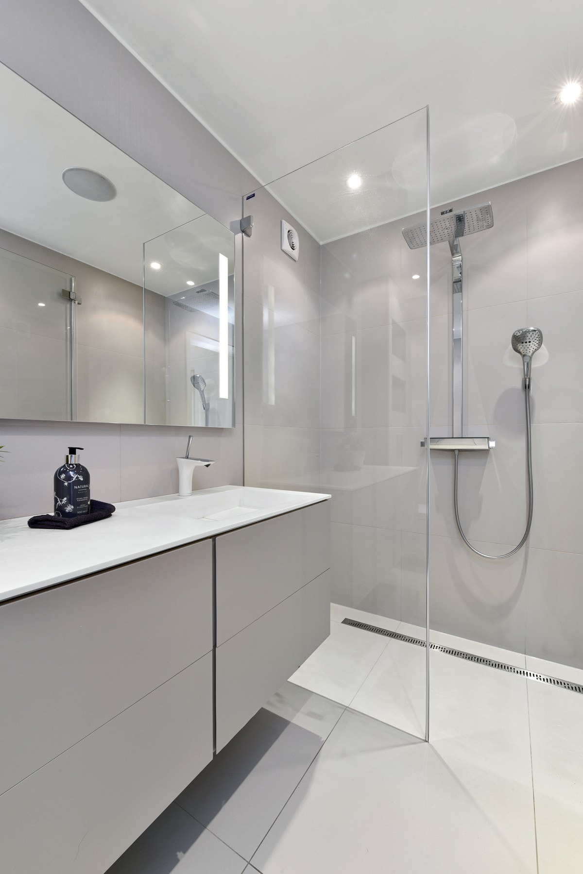 Et stort dusjhjørne er utstyrt med regnfallsdusj og glassvegg. Galleribilde