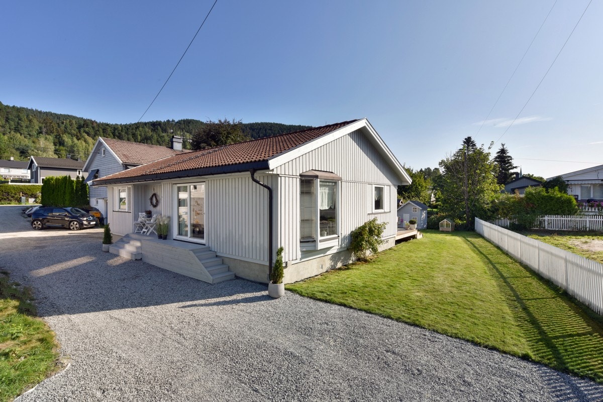 Gårdsplass er gruset og har mulighet for parkering. Galleribilde