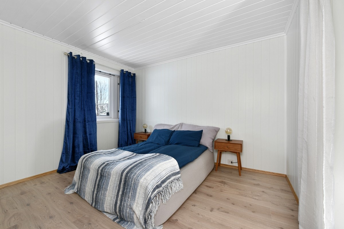 Eneboligen har tre pene, lyse soverom med laminatgulv. Galleribilde