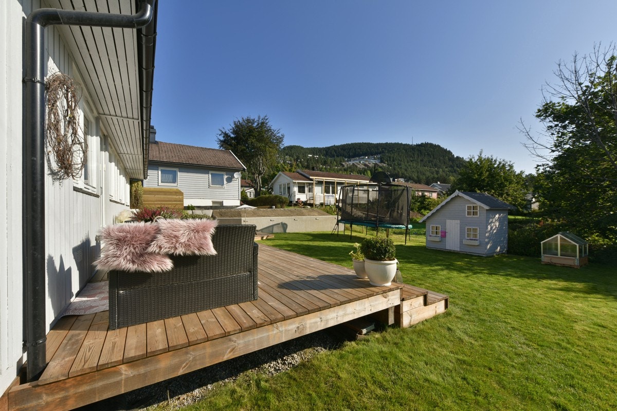 Terrassen har levegg, og passer utmerket til lange, sosiale sommerkvelder. Galleribilde