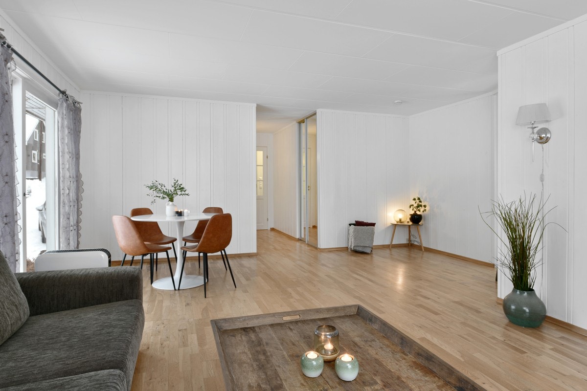 Stuen er romslig og har god plass til både en sofaløsning og en spisestue. Galleribilde