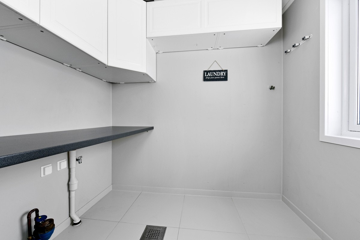 Innredningen består av flere overskap og en arbeidsbenk. Under benken er det opplegg for vaskemaskin og plass til tørketrommel. Galleribilde