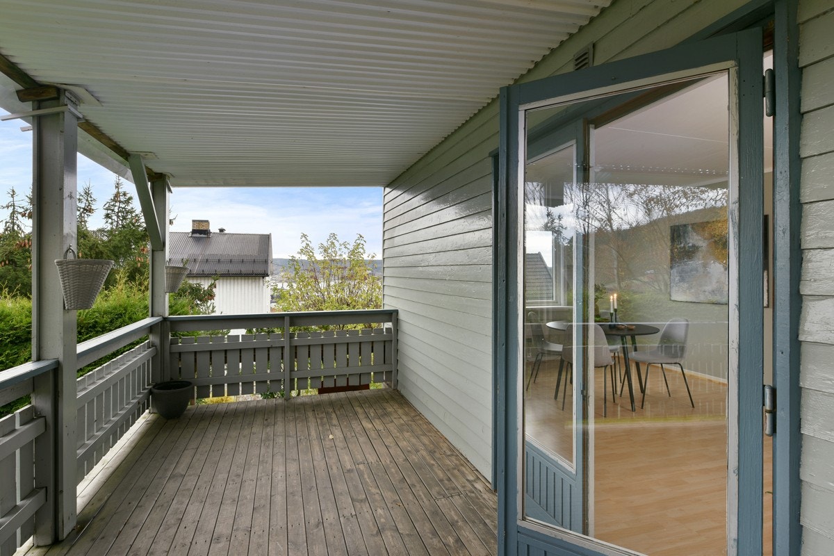 Overbygget veranda med utsikt mot Drammen. Galleribilde