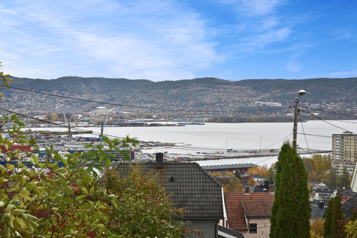 Utsikt mot Drammen sentrum og mot fjorden. Galleribilde