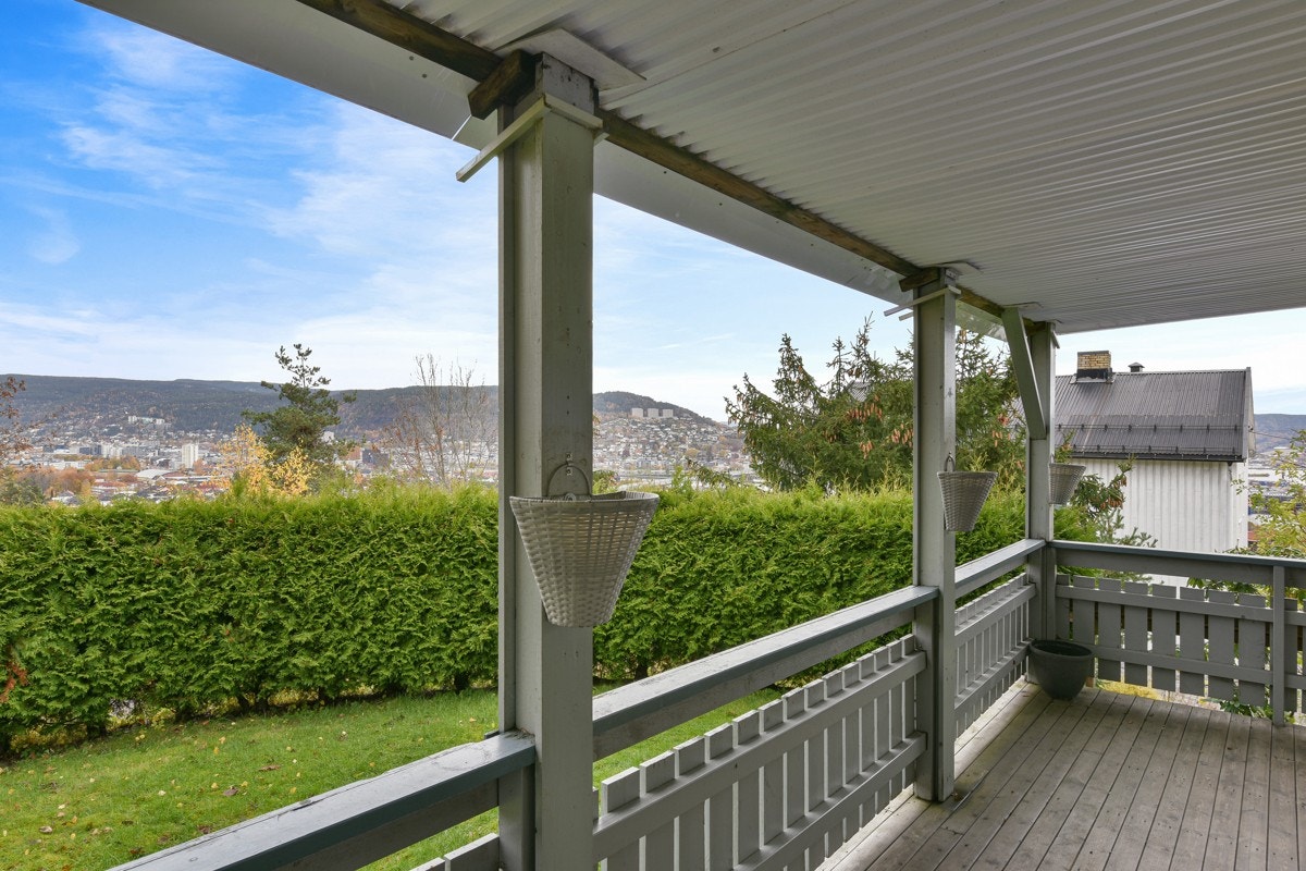 Verandaen er nordvestvendt og byr på flotte solforhold. Galleribilde
