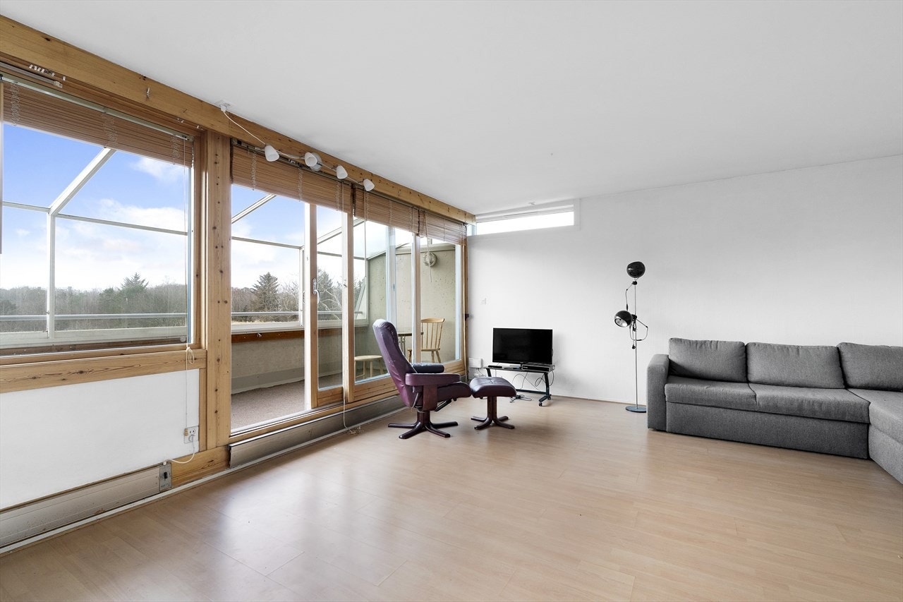 Stue med utgang til innglasset balkong Galleribilde