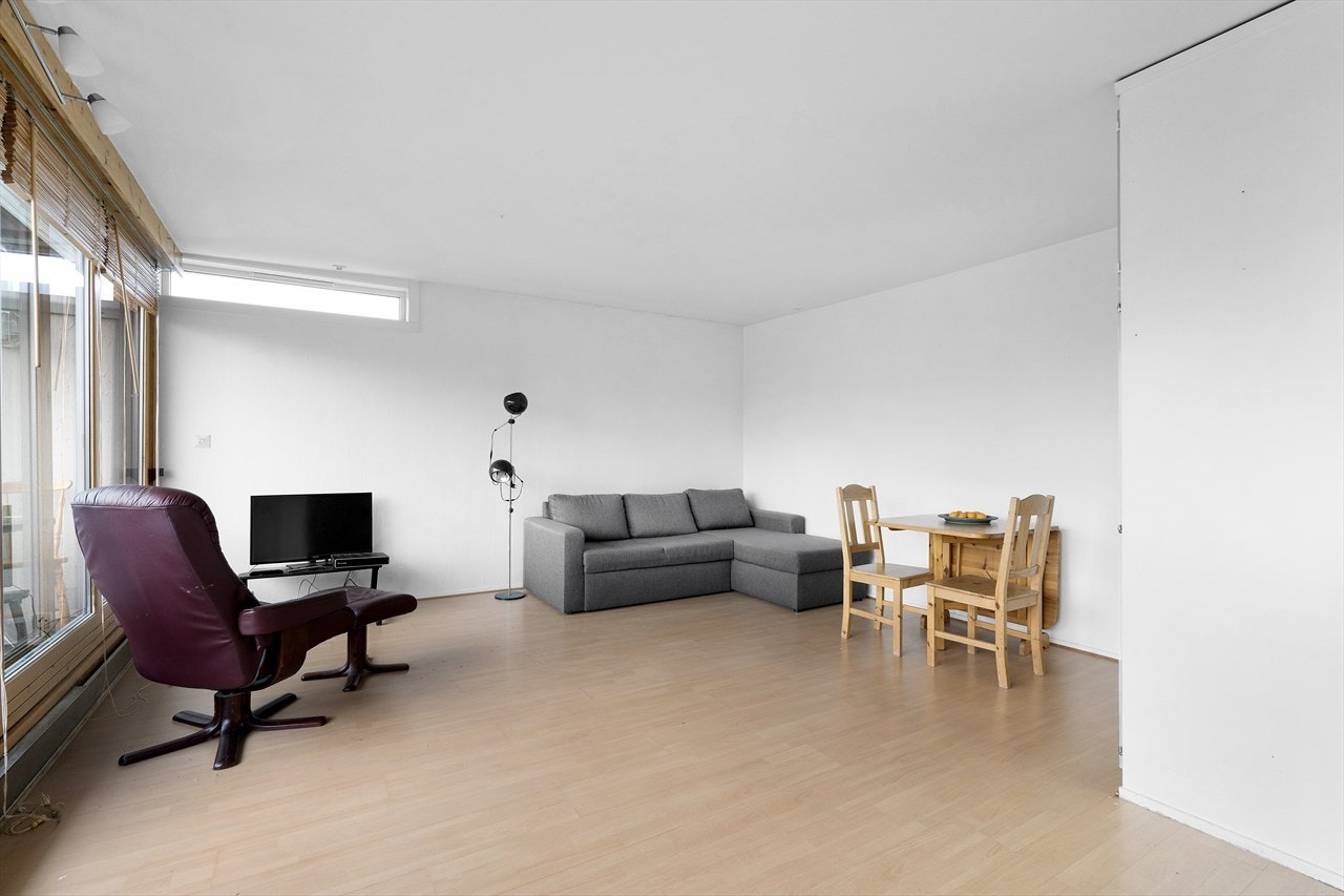 Stue. Her har man fått et ekstra vindu pga hjørneplasseringen Galleribilde