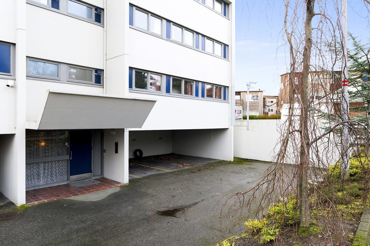 Inngang. Det er også bod i 1.etg og utvendig parkering til leiligheten Galleribilde