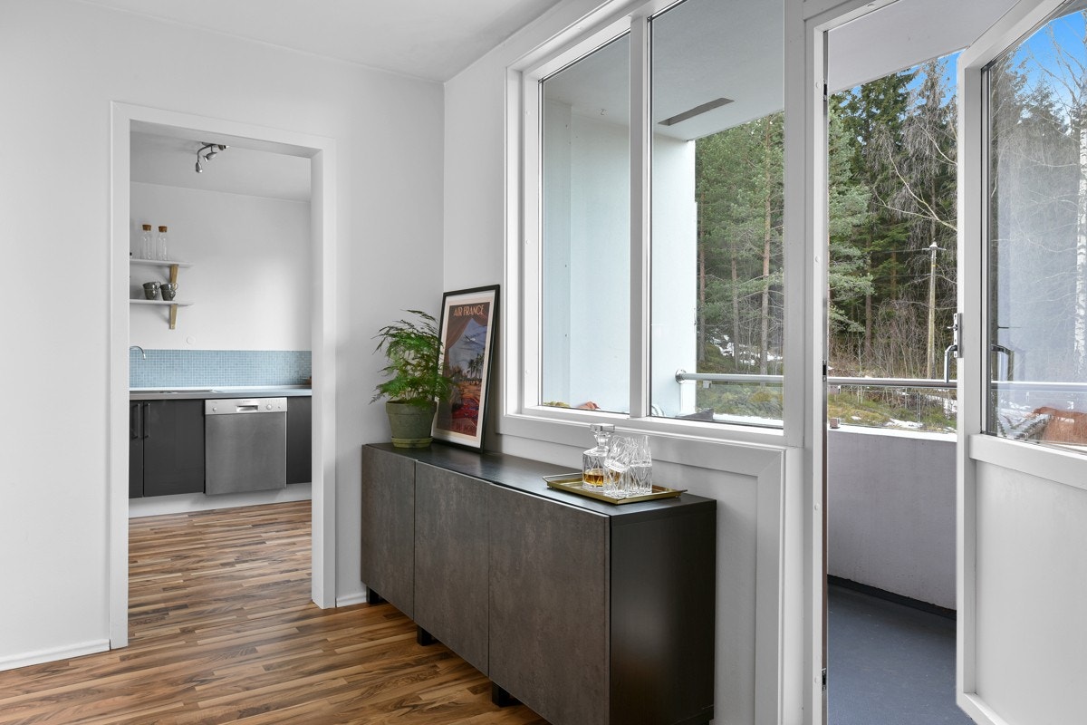 Fra stuen er det utgang til en hyggelig balkong. Galleribilde