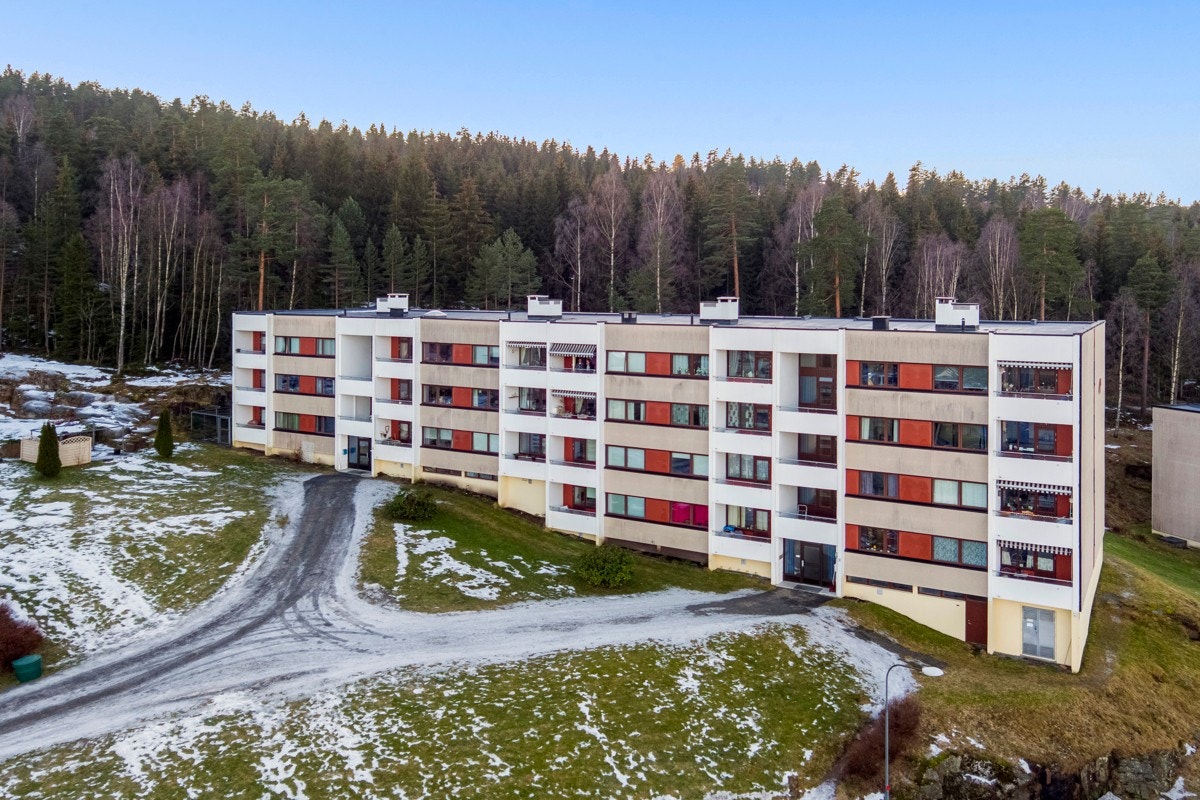 Eiendommen er opparbeidet med asfalterte områder. Galleribilde