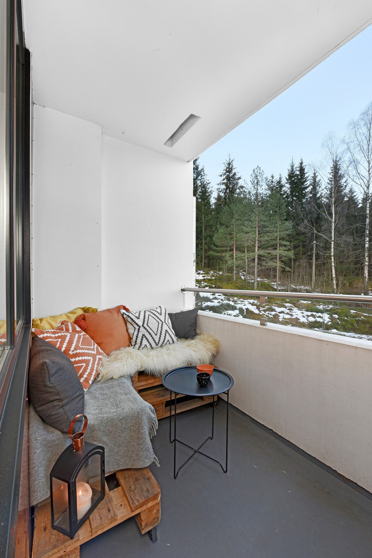 Balkongen har godt med ettermiddagssol. Galleribilde