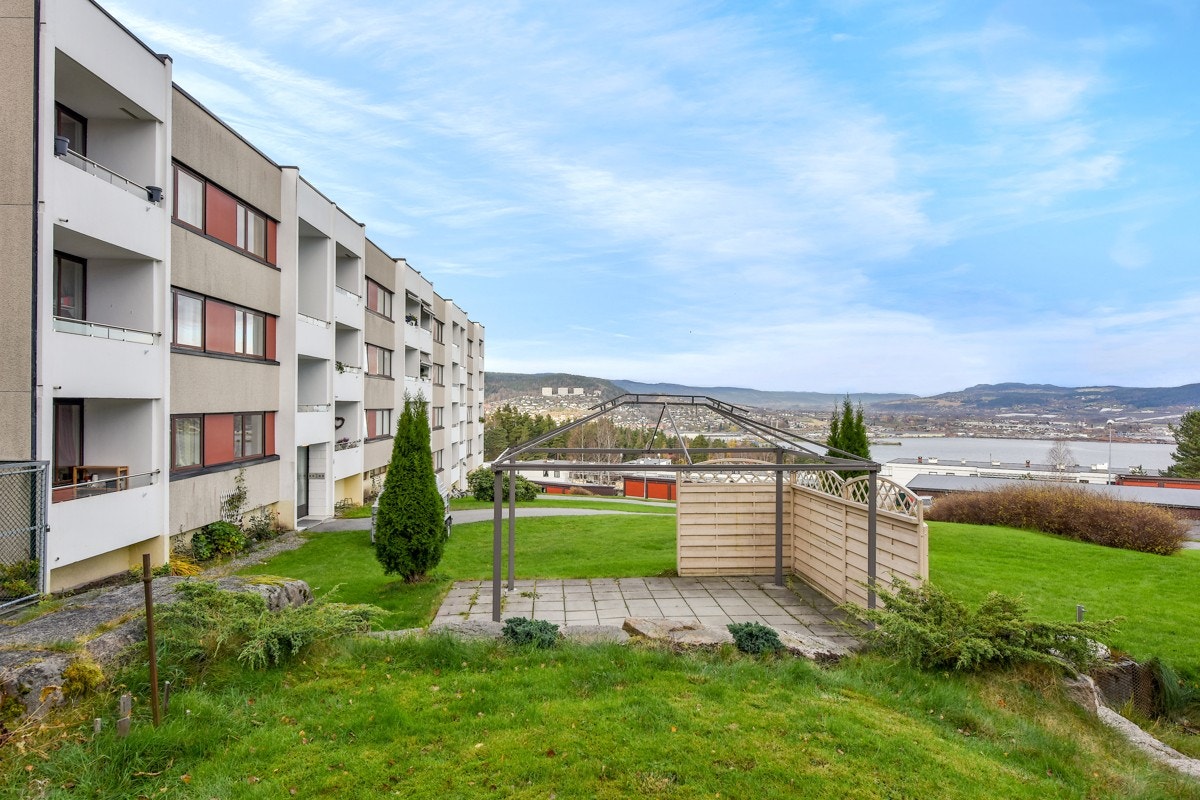 Tomten byr ellers på hyggelige, velstelte utearealer. Galleribilde