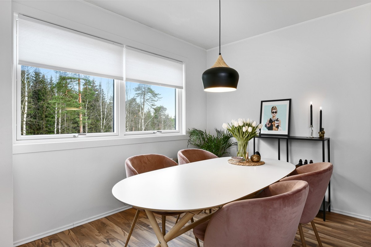 Stuen har god plass til en spisestue. Galleribilde