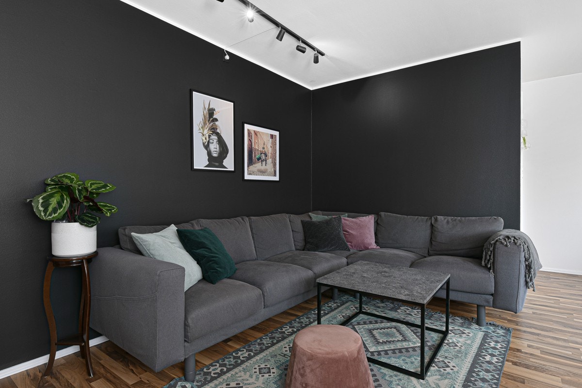 Det luftige rommet har laminat på gulv og vegger i klassisk hvitt, kombinert med sobre flater. Galleribilde