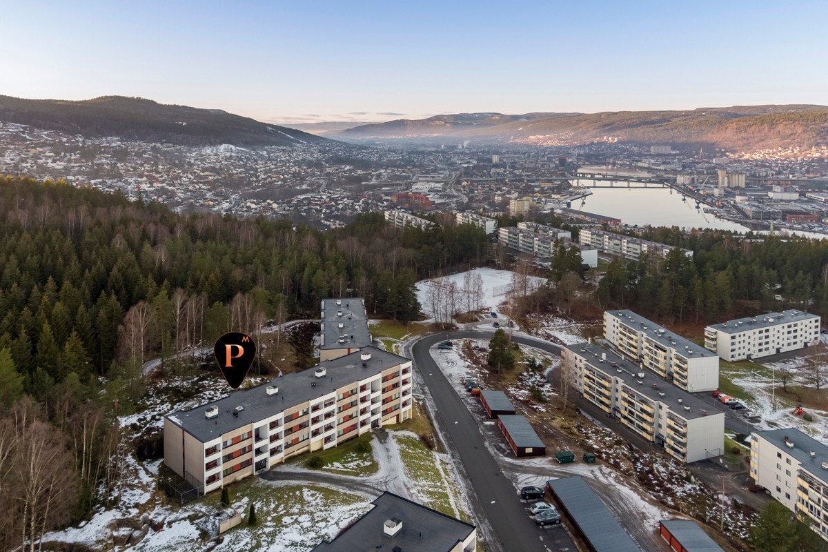 Eiendommen er opparbeidet med asfalterte områder, samt plen, prydbusker, hekker og noe fjell i dagen. Galleribilde