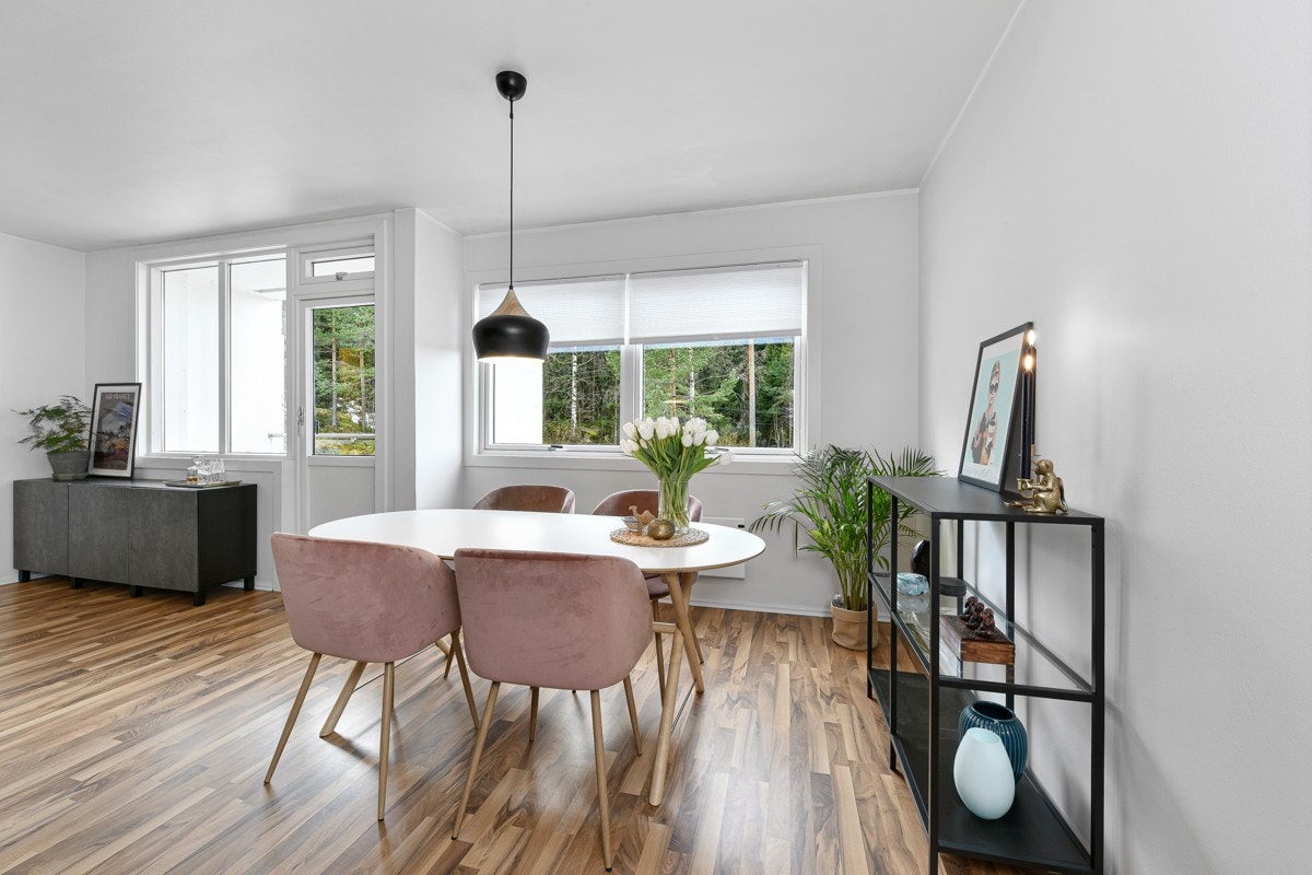 Stuen byr på fin utsikt til skogen. Galleribilde