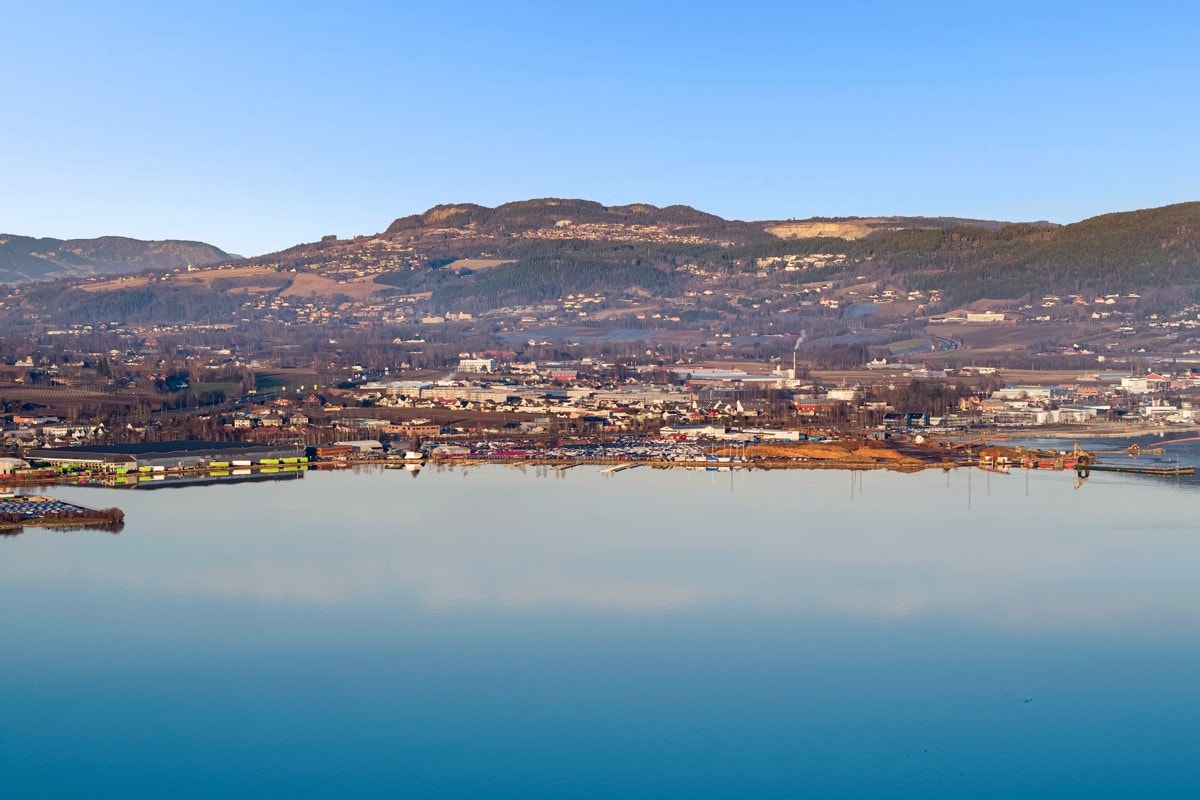 Du finner flere badeplasser langs fjorden, hvor bl.a. idylliske Sota Fjordpark byr på både gresslette og sandstrand. Galleribilde
