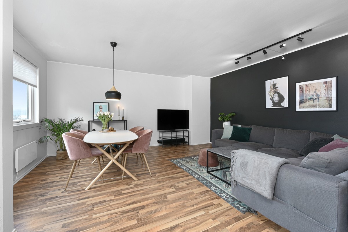 Privatmegleren ved John Granly Steen har gleden av å presentere denne stilrene og lyse 2-roms leiligheten. Galleribilde