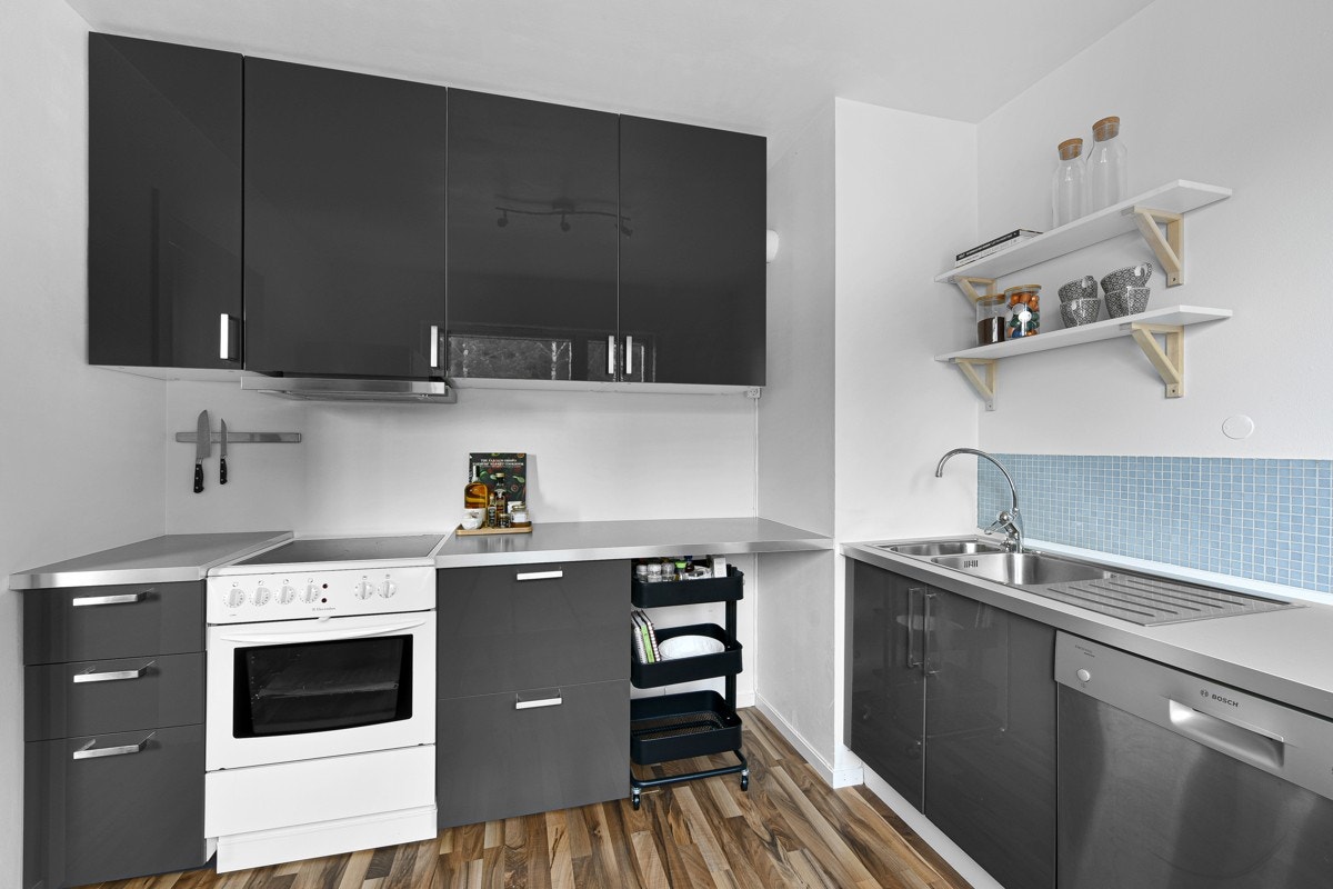 Kjøkkenet har en grå, moderne høyglansinnredning fra 2016, med praktiske løsninger. Galleribilde