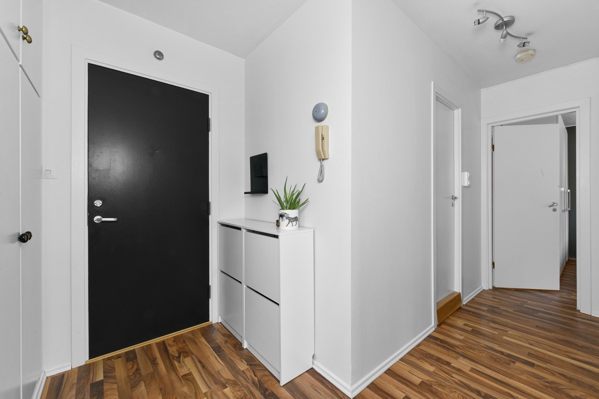 Entreen gir et luftig førsteinntrykk med hvite vegger, og rommet har laminat på gulv. Galleribilde