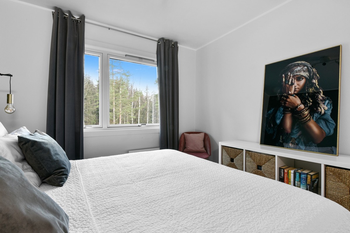 Vinduene på soverommet vender ut mot stille skog. Galleribilde