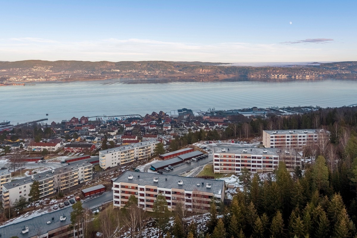 Området har gode solforhold og utsikt mot Drammensfjorden. Galleribilde