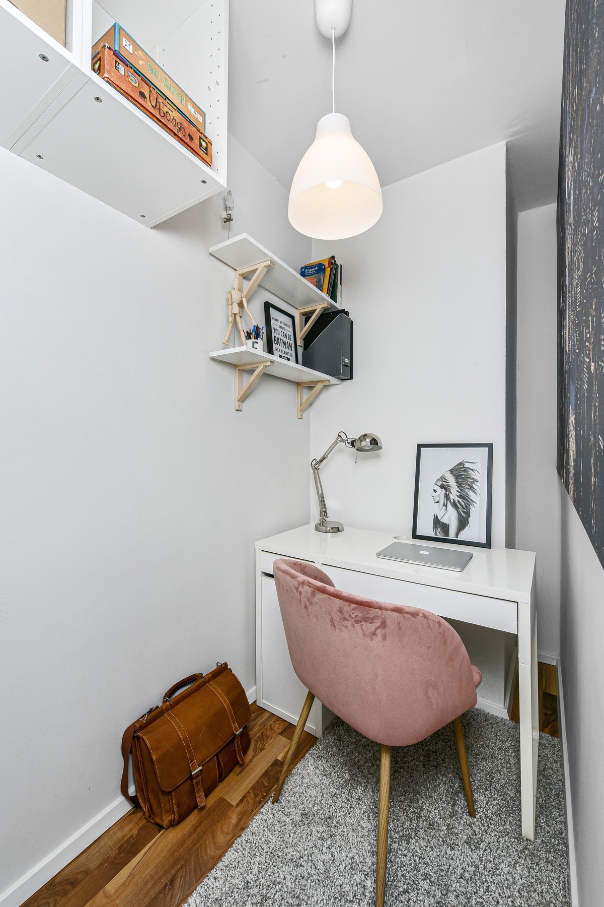 Rommet har en tilliggende bod, innredet som kontor. Rommet er ikke godkjennt for varig opphold. Galleribilde