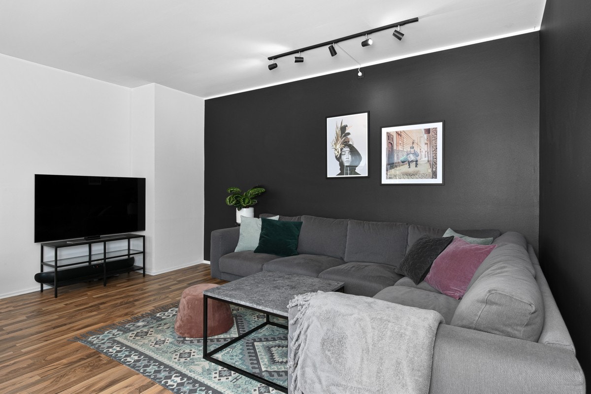 Stuen er romslig og har god plass til både sofa og spisebord. Galleribilde