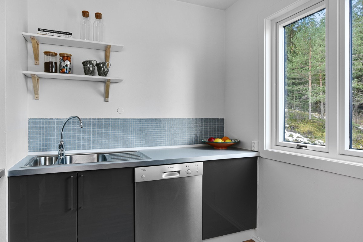 Kjøkkenet har vinduer som gir godt med lys. Galleribilde